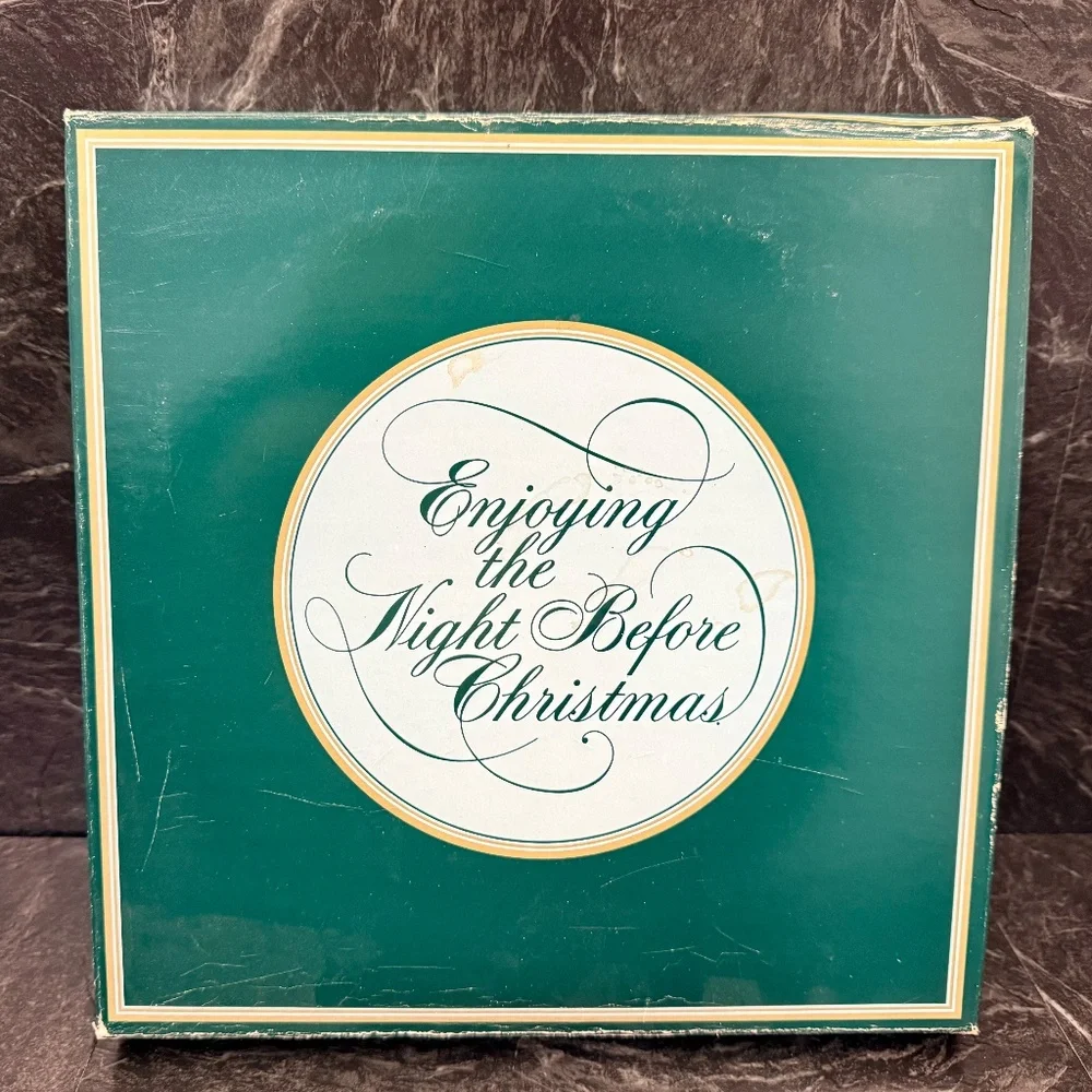 1983 AVON “Enjoying the Night Before Christmas” Collector Plate w/22K Gold Trim